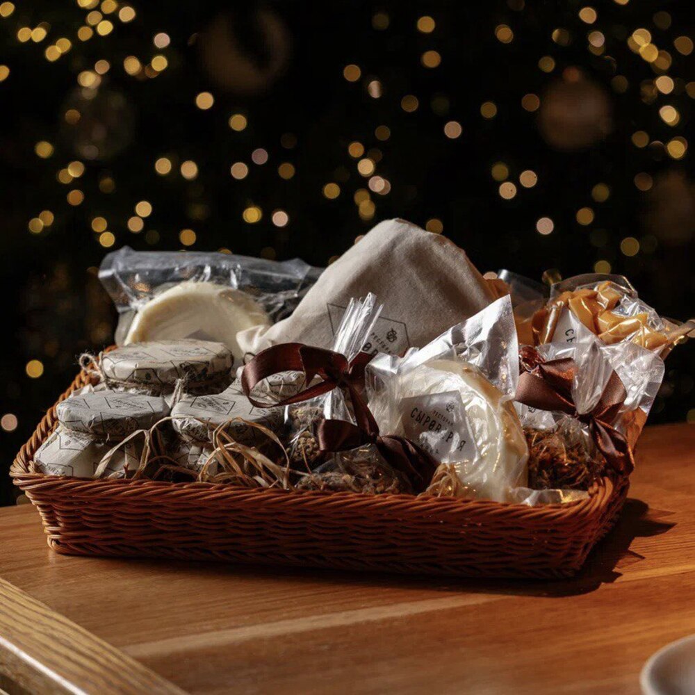 Подарочная корзина из сырной лавки